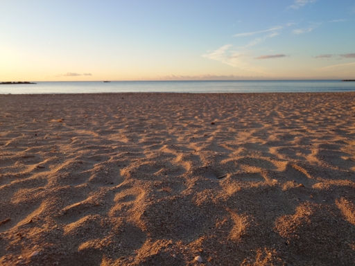 Photo de la plage de palavas-les-flots

Au 1/3 haut, on a un ciel bleu,  presque sans nuage avec un liseret orangé.

Au 2/3 en bas la plage de sable grossier et propre.