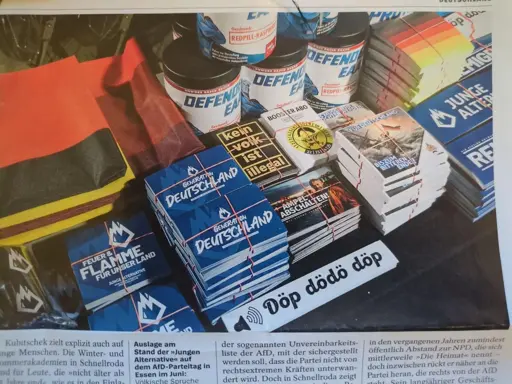 Bild eines Artikels aus der Zeitschrift Der Spiegel, das wiederum ein Bild einer Auslage von rechtsradikalen Stickern zeigt.